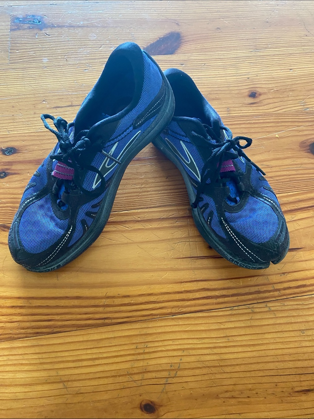 Brooks pure grit Women's Running Shoes in Blue, Black and Pink Accent